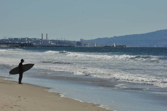 Criando coragem para entrar na água fria da praia de Santa Monica, em Los Angeles, na Califórnia - EUA